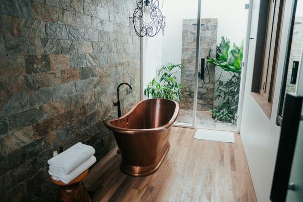 Schmales Badezimmer mit heller Gestaltung